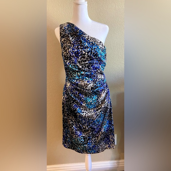 🔵 MAGGY LONDON BLUE ANIMAL LIKE PRINT ONE SHOULDER MID LENGTH DRESS - SIZE 10 🔵 - Picture 1 of 5